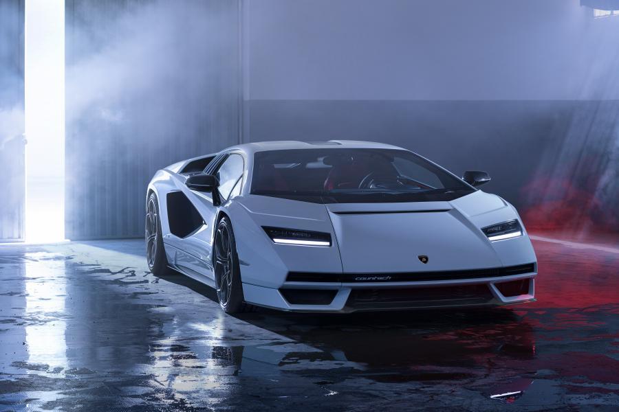 enjoy-a-spectacular-experience-when-you-hire-the-luxurious-lamborghini